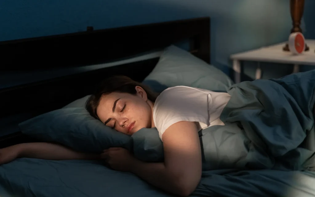 REM Sleep สำคัญยังไง ผู้หญิงนอนหลับลึกในห้องนอนยามค่ำคืน 
