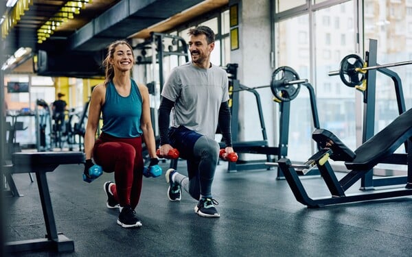 ประโยชน์ของ Strength Training คู่รักออกกำลังกายท่า Lunge